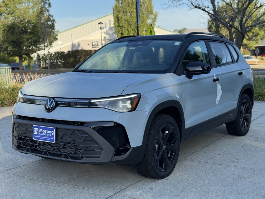 2025 Volkswagen Taos SE photo 3