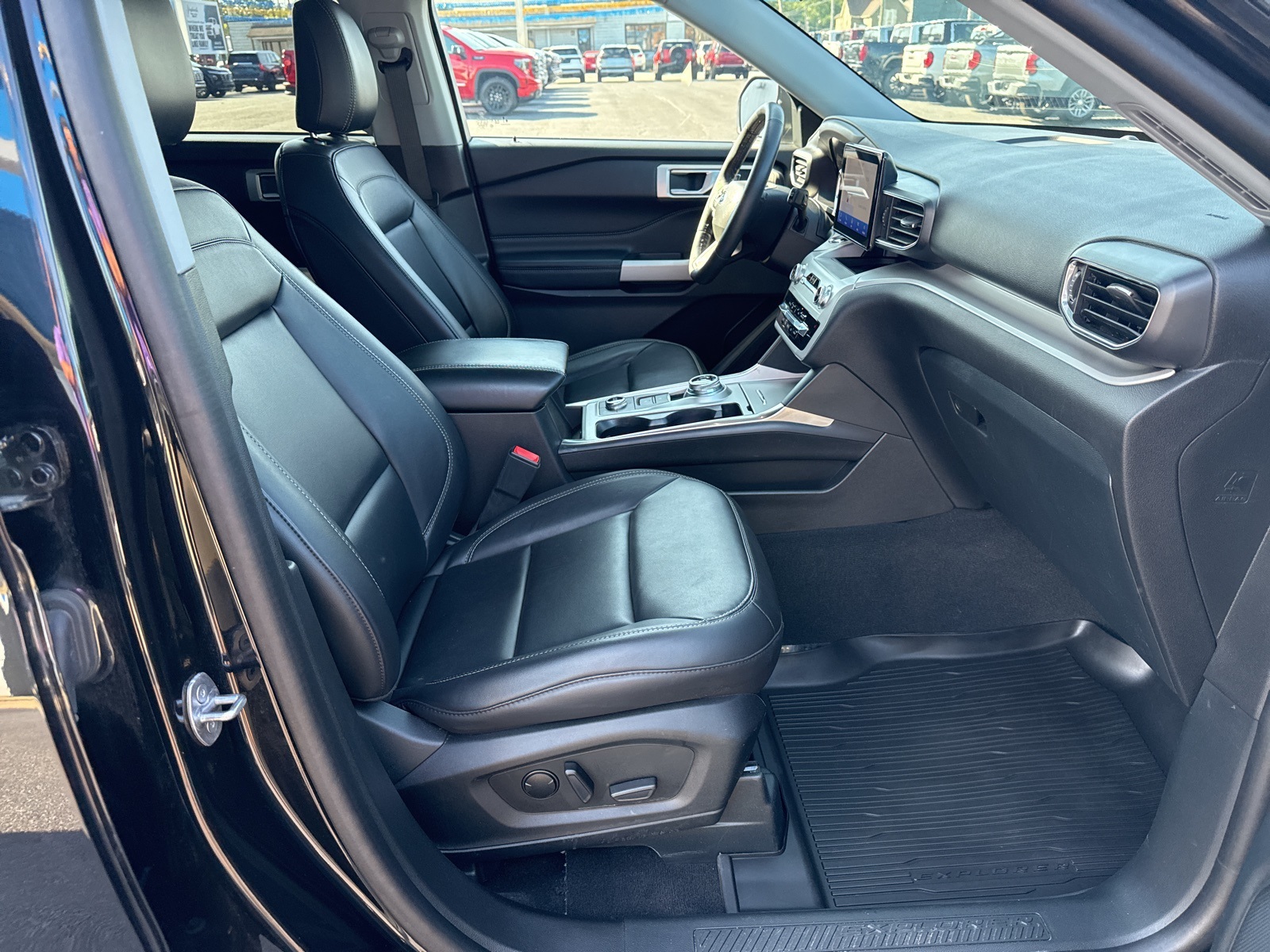 2023 Ford Explorer XLT photo 28