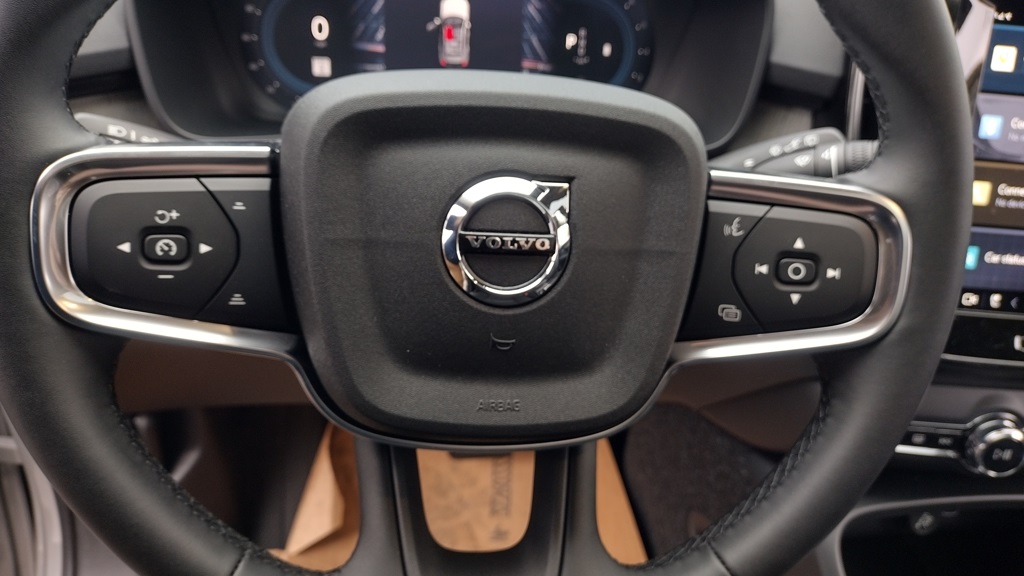 2025 VOLVO XC40 - Image 13