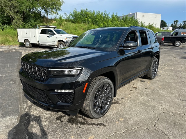 2025 Jeep Grand Cherokee Summit photo 2