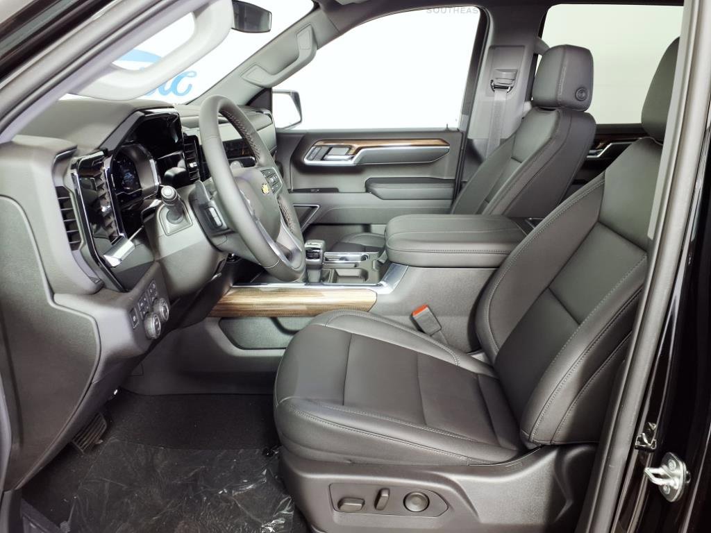 2025 Chevrolet Silverado 1500 LT photo 17