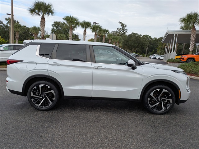 2022 Mitsubishi Outlander SE photo 3
