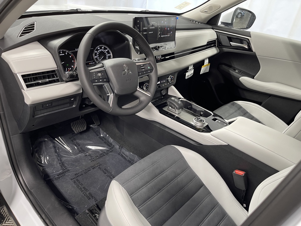 2025 Mitsubishi Outlander SE photo 16