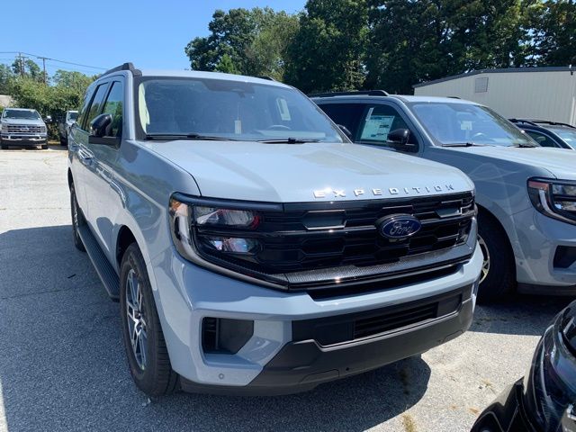 2025 Ford Expedition photo 3