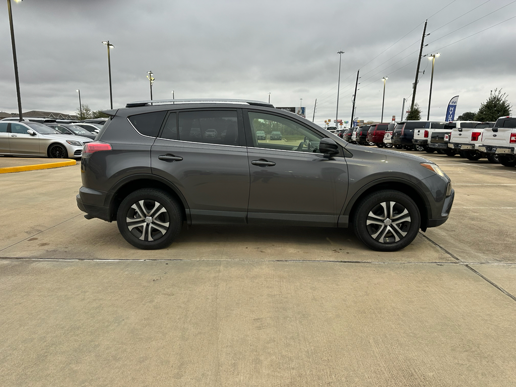2017 Toyota RAV4 LE photo 3