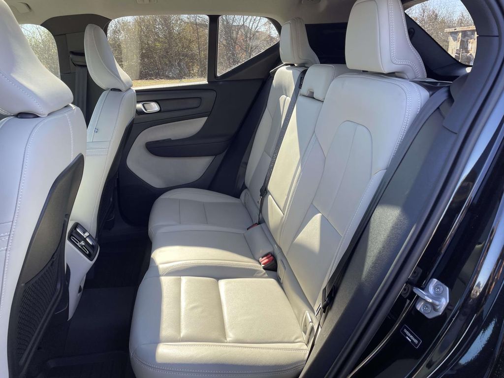 2021 Volvo XC40 T5 Momentum photo 3