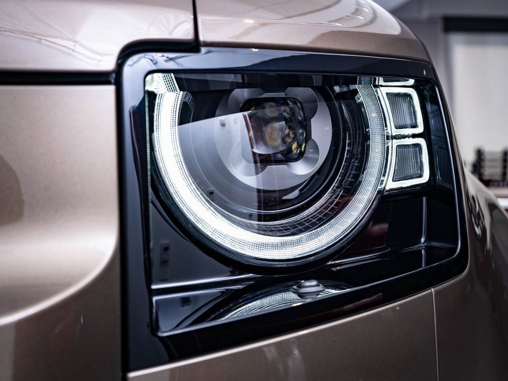 2025 Land Rover Defender 110 X-Dynamic SE photo 13