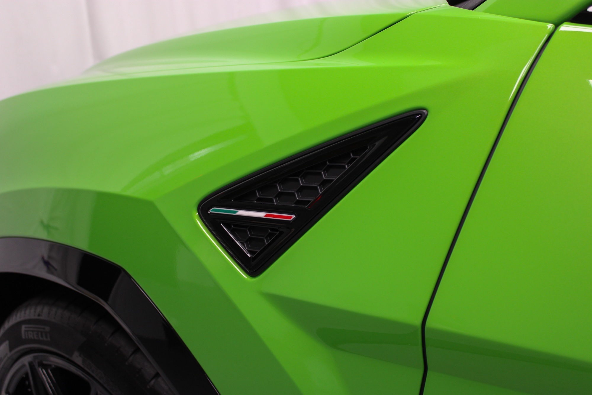 2025 Lamborghini Urus SE photo 11