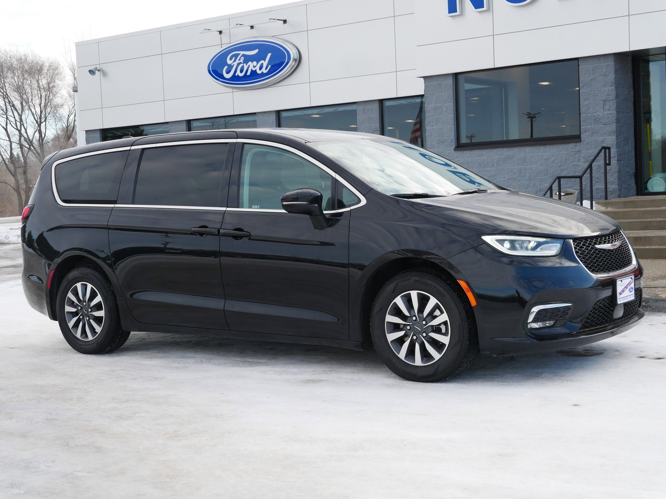 Used 2024 Chrysler Pacifica PHEV Select with VIN 2C4RC1S72RR144828 for sale in Northfield, Minnesota