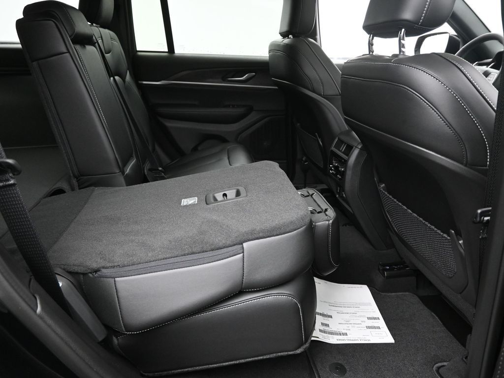 2025 Jeep Grand Cherokee Limited photo 6