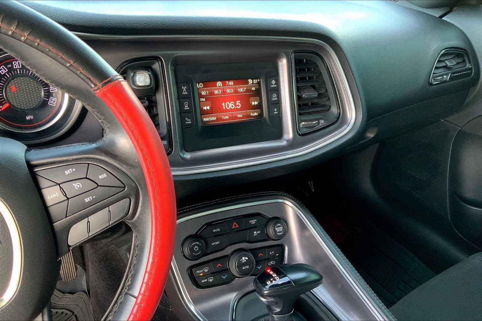 2017 Dodge Challenger R/T photo 6