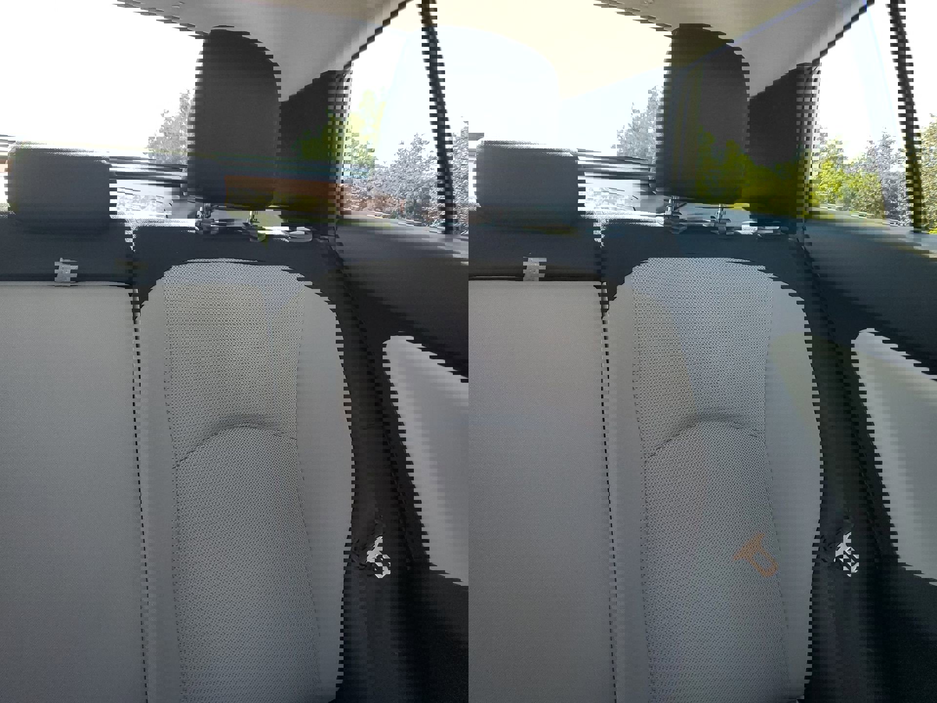 2022 Toyota Prius L photo 10