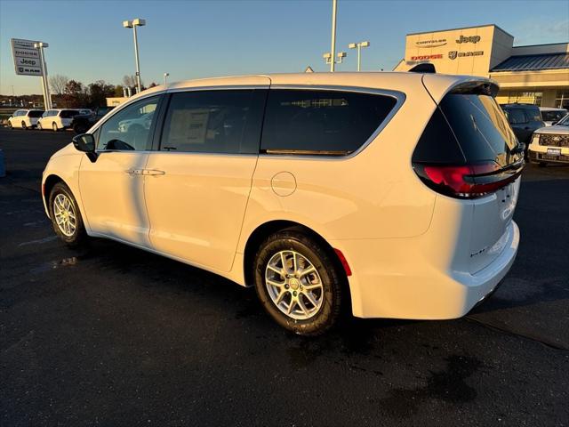 2026 Chrysler Pacifica photo 2