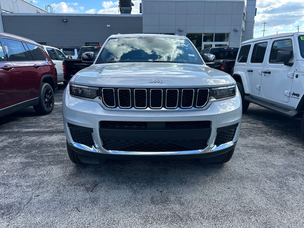 2025 Jeep Grand Cherokee Laredo X photo 3