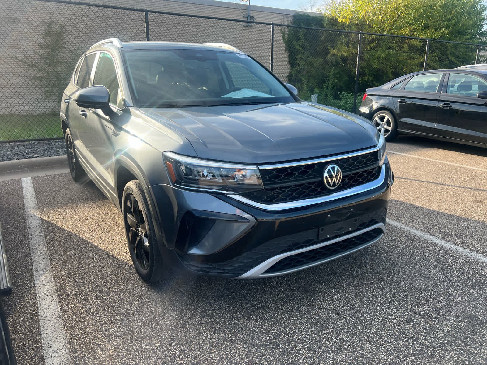 2022 Volkswagen Taos SE photo 2