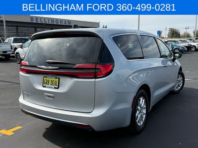 2024 Chrysler Pacifica Touring L photo 5
