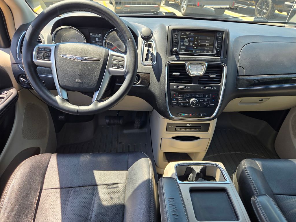 2013 Chrysler Town & Country photo 15
