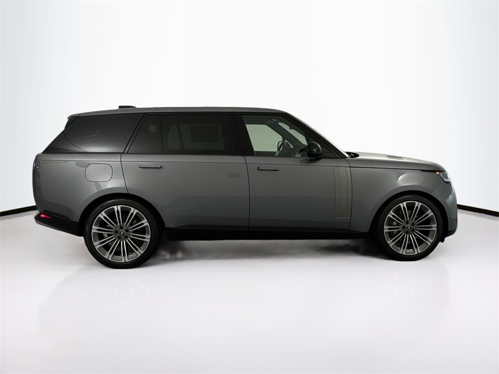 2025 Land Rover Range Rover SE photo 4