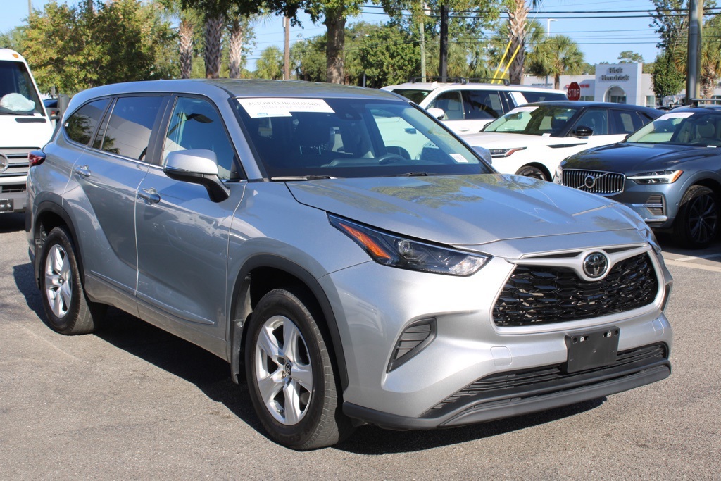 2023 Toyota Highlander L photo 3