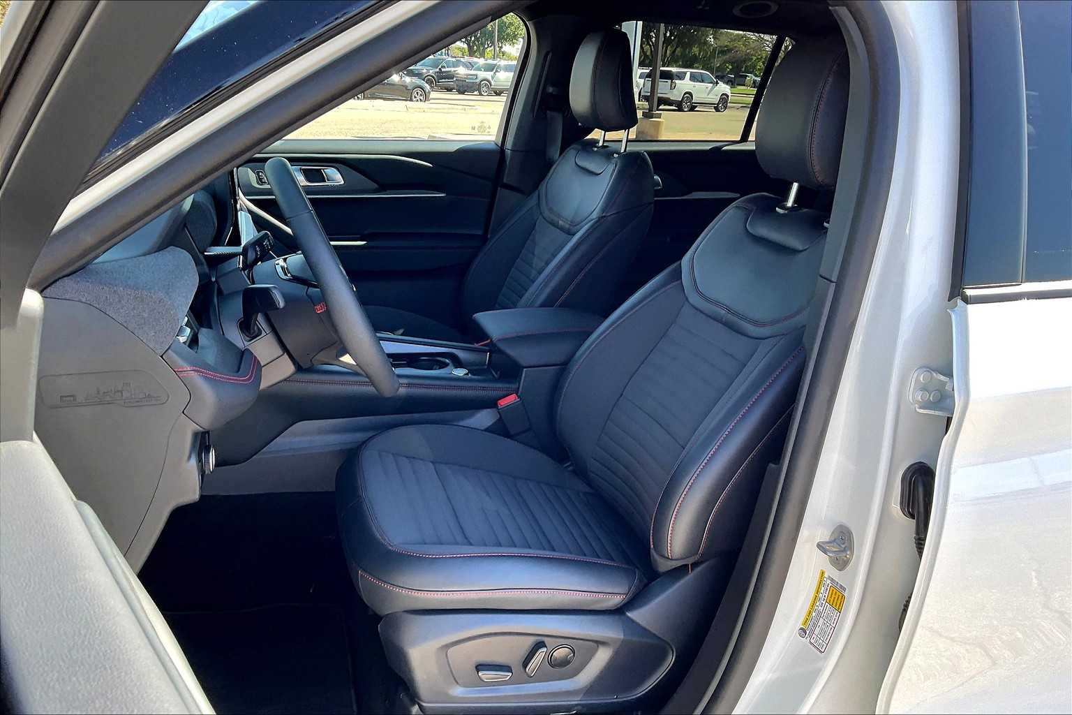 2025 Ford Explorer ST-Line photo 8