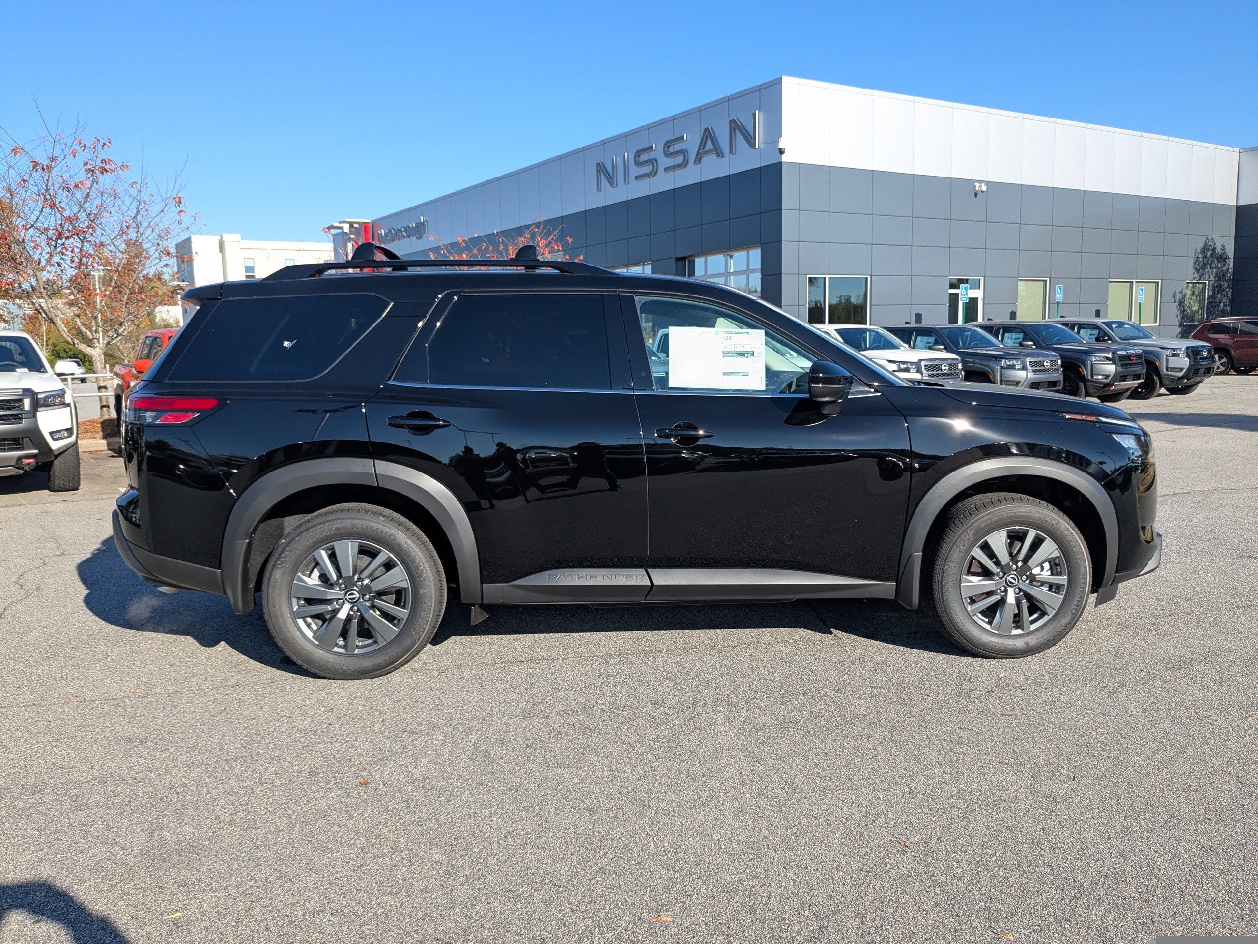 2025 Nissan Pathfinder SV photo 2