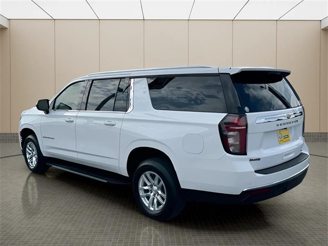 2022 Chevrolet Suburban LT photo 2