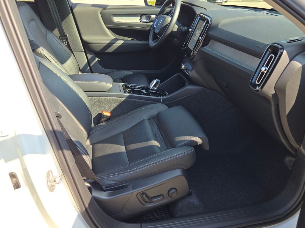 2024 Volvo XC40 Plus photo 8