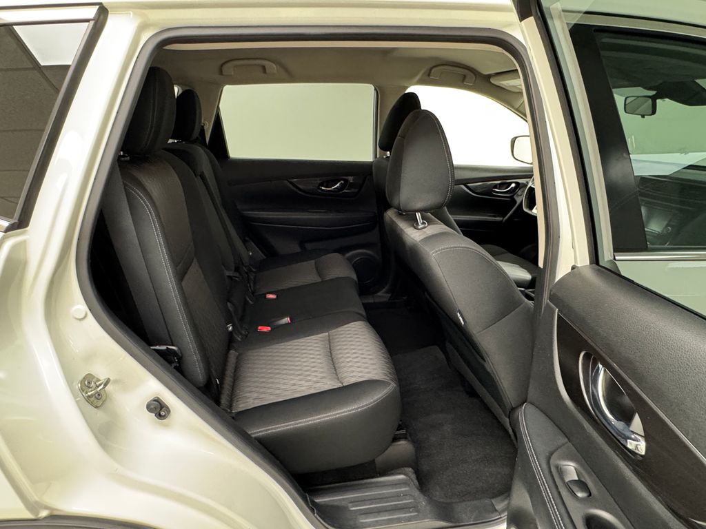 2020 Nissan Rogue SV photo 14