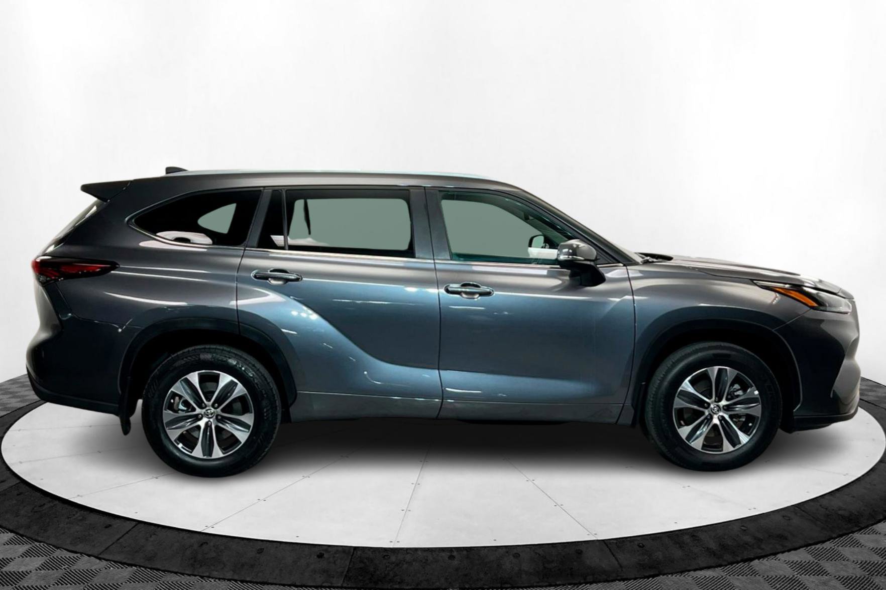 2024 Toyota Highlander XLE photo 6