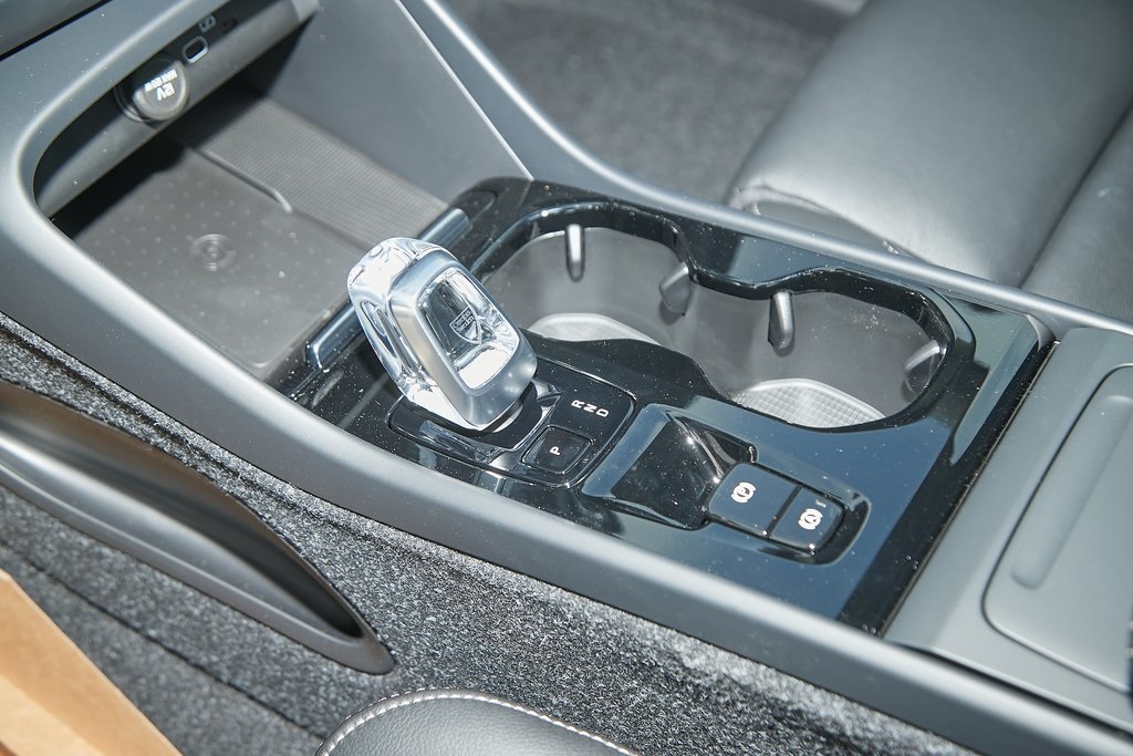 2025 VOLVO XC40 - Image 13