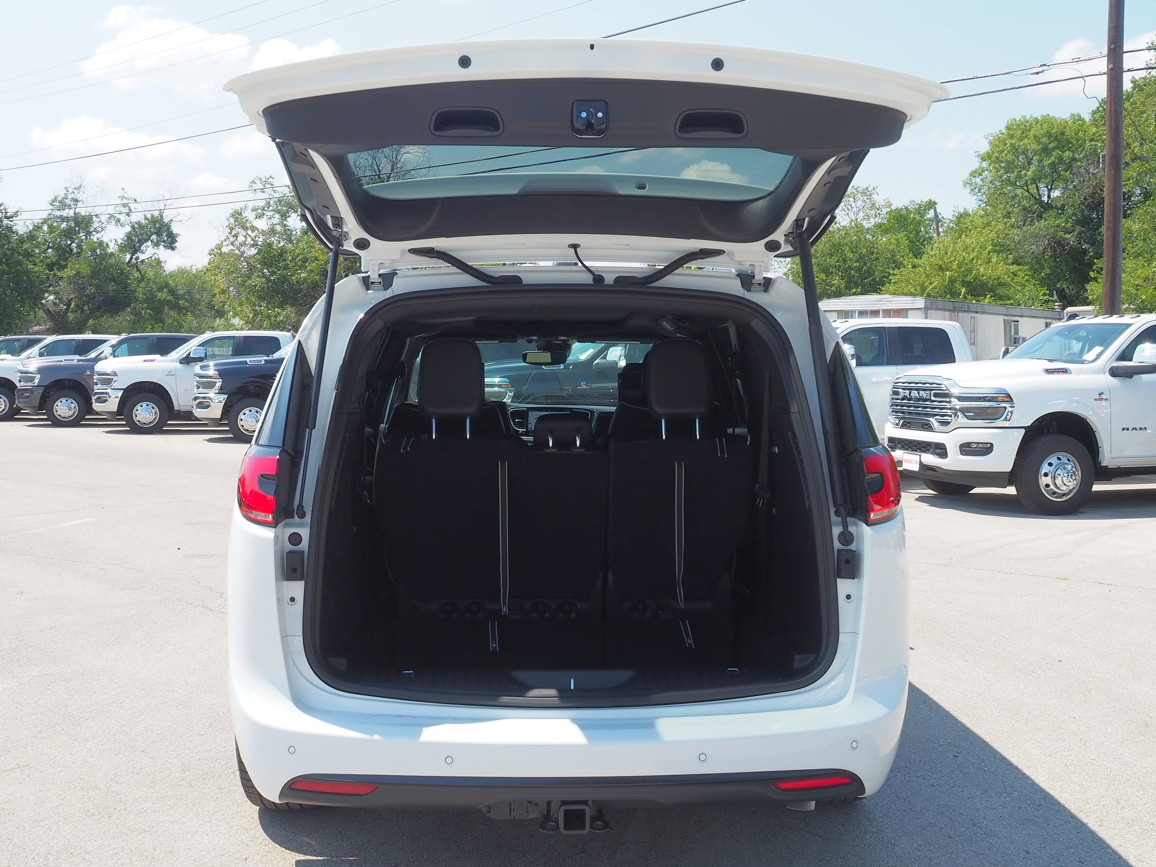 2026 Chrysler Pacifica Limited photo 3