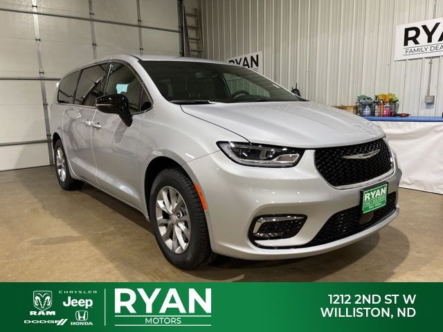 2026 Chrysler Pacifica Select's photo