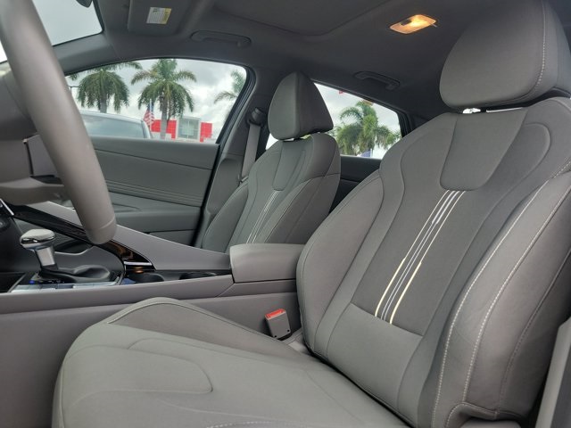 2025 Hyundai Elantra SEL Convenience photo 17
