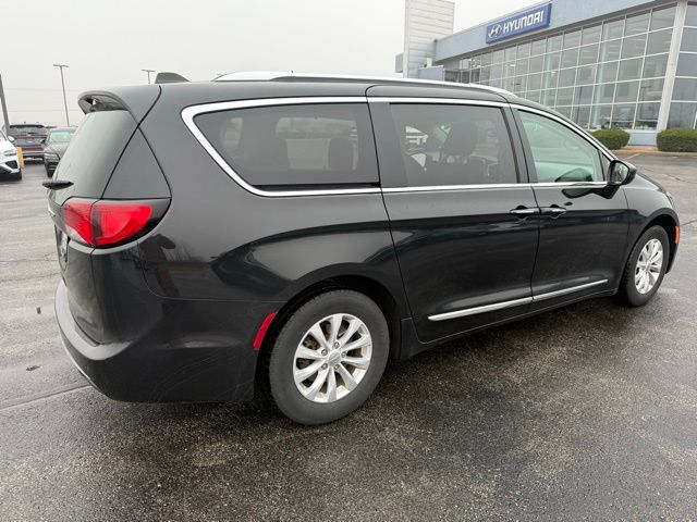 2019 Chrysler Pacifica Touring L photo 3