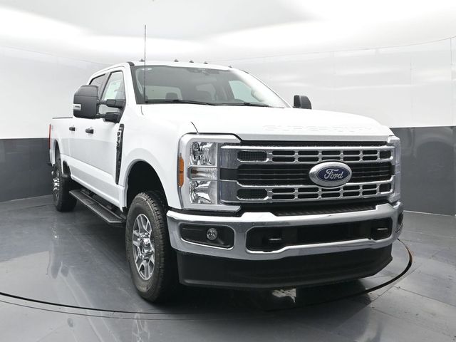 2025 Ford F-350 XLT photo 2