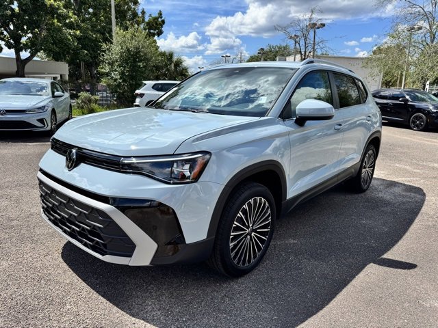 2025 Volkswagen Taos SE photo 2