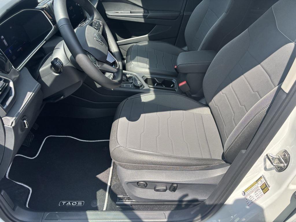 2025 Volkswagen Taos SE photo 11