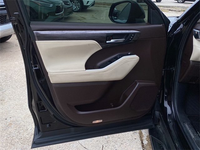2021 Toyota Highlander Platinum photo 18