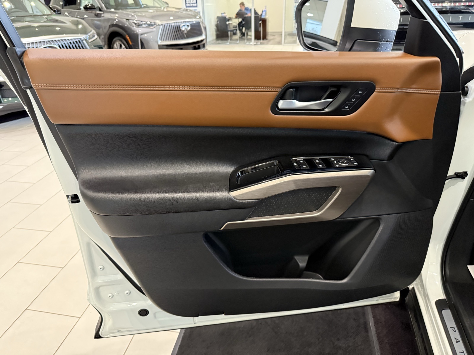 2023 Nissan Pathfinder Platinum photo 9