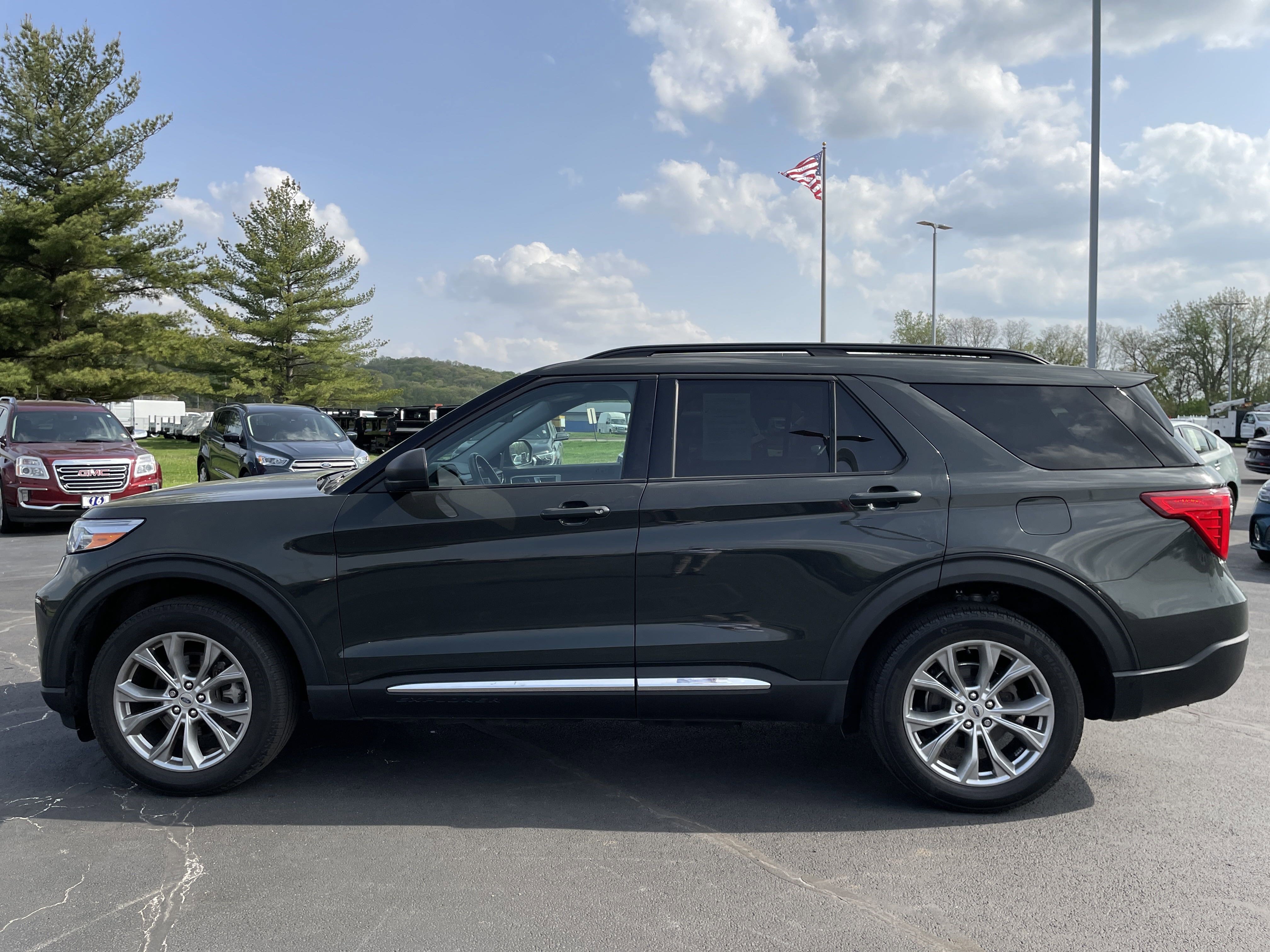 2022 Ford Explorer XLT photo 2