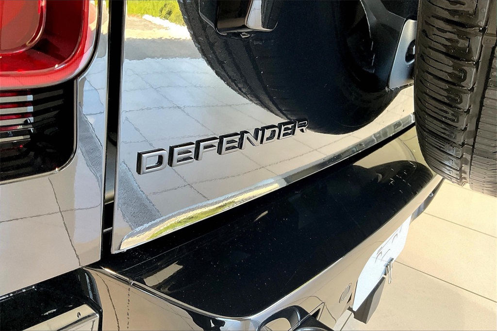 2025 Land Rover Defender 110 X-Dynamic SE photo 12