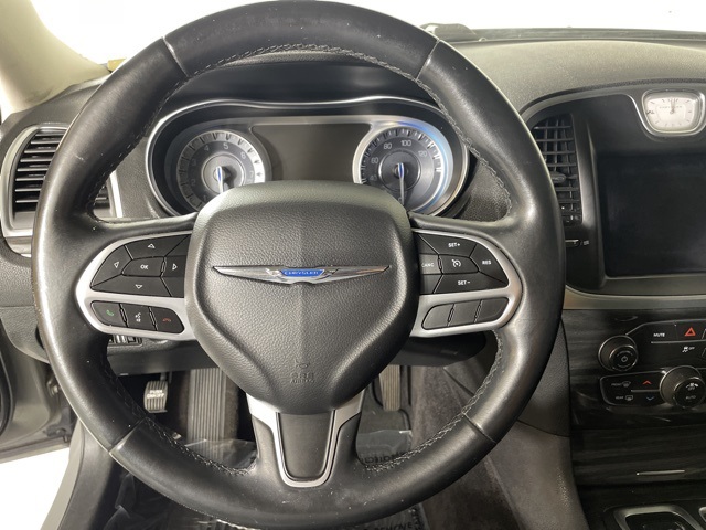2018 Chrysler 300 Touring photo 21