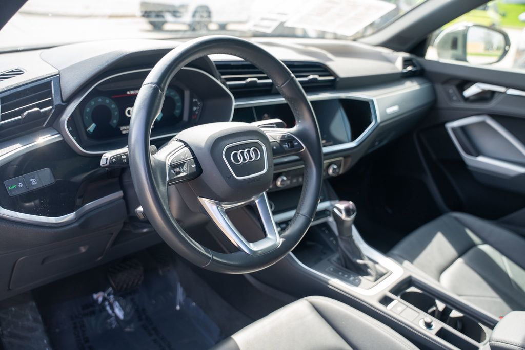 2024 Audi Q3 45 TFSI S line Premium photo 17