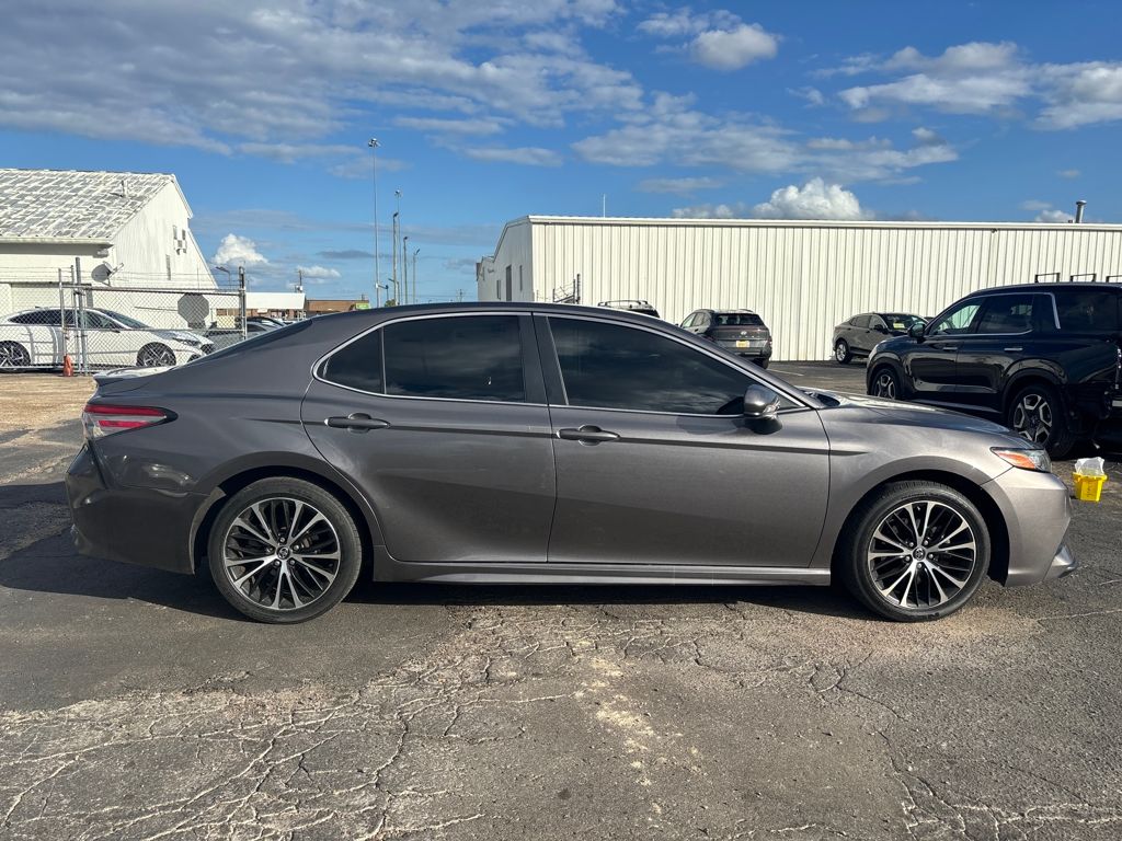 2018 Toyota Camry SE XLE photo 3