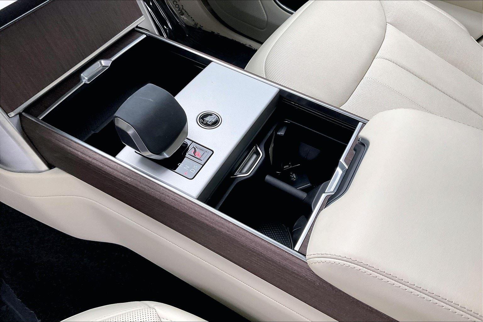2025 Land Rover Range Rover SE photo 9