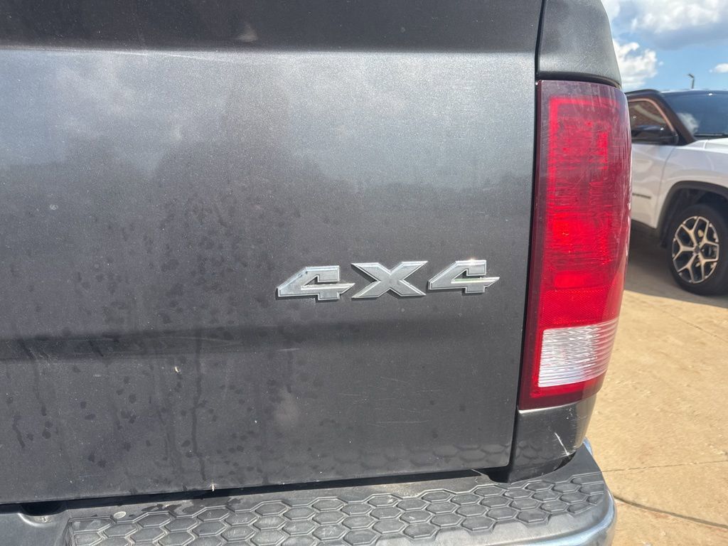 2016 Ram 1500 SLT photo 7