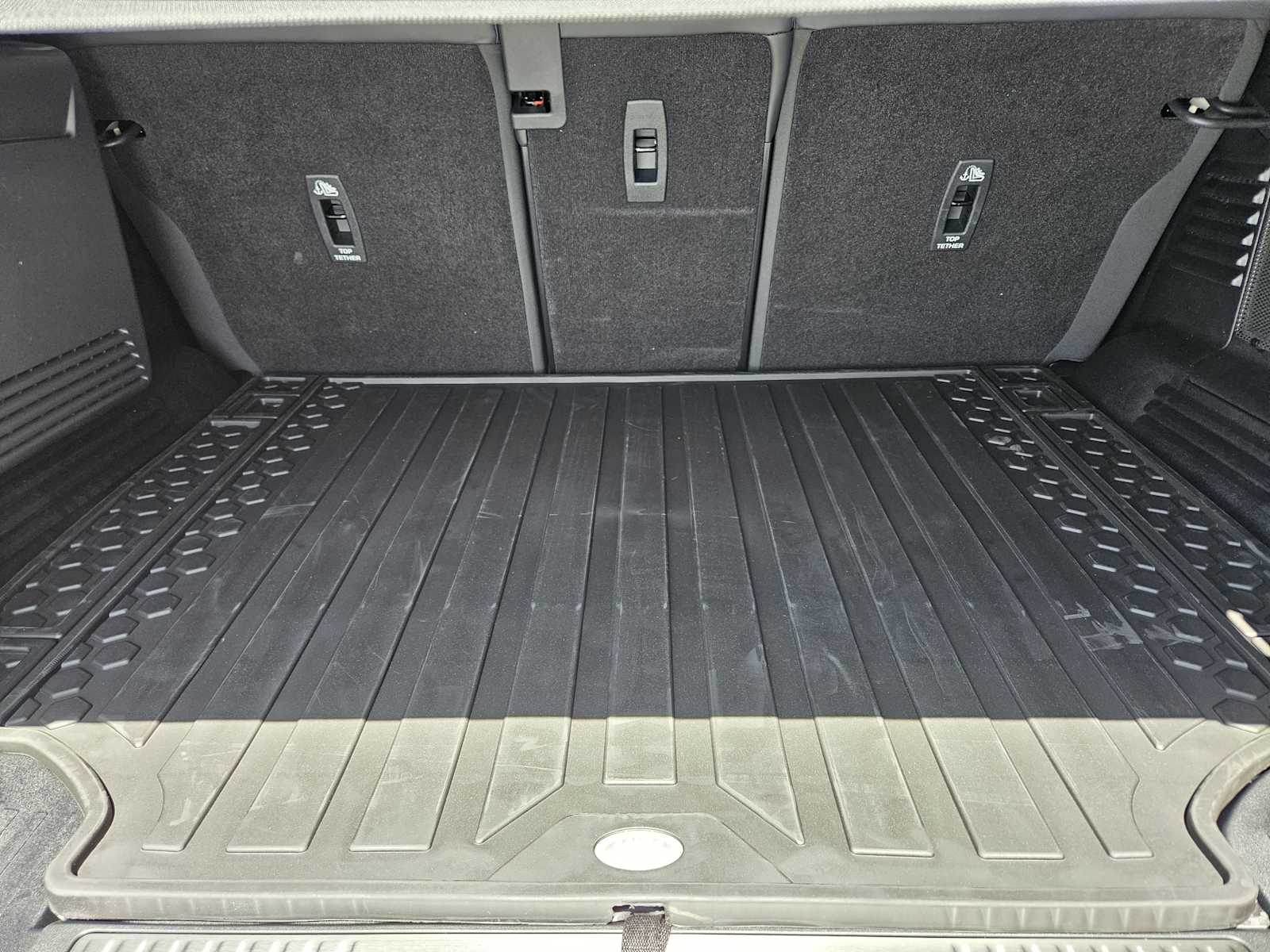 2025 Land Rover Defender 110 photo 29