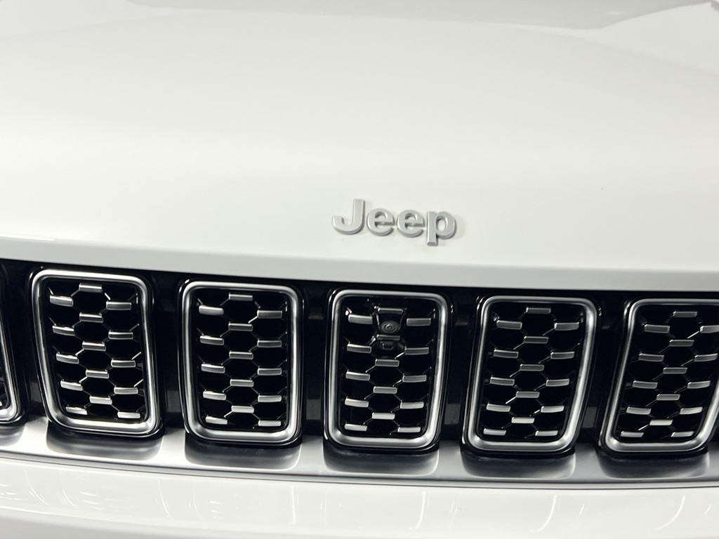 2024 Jeep Grand Cherokee Summit photo 3