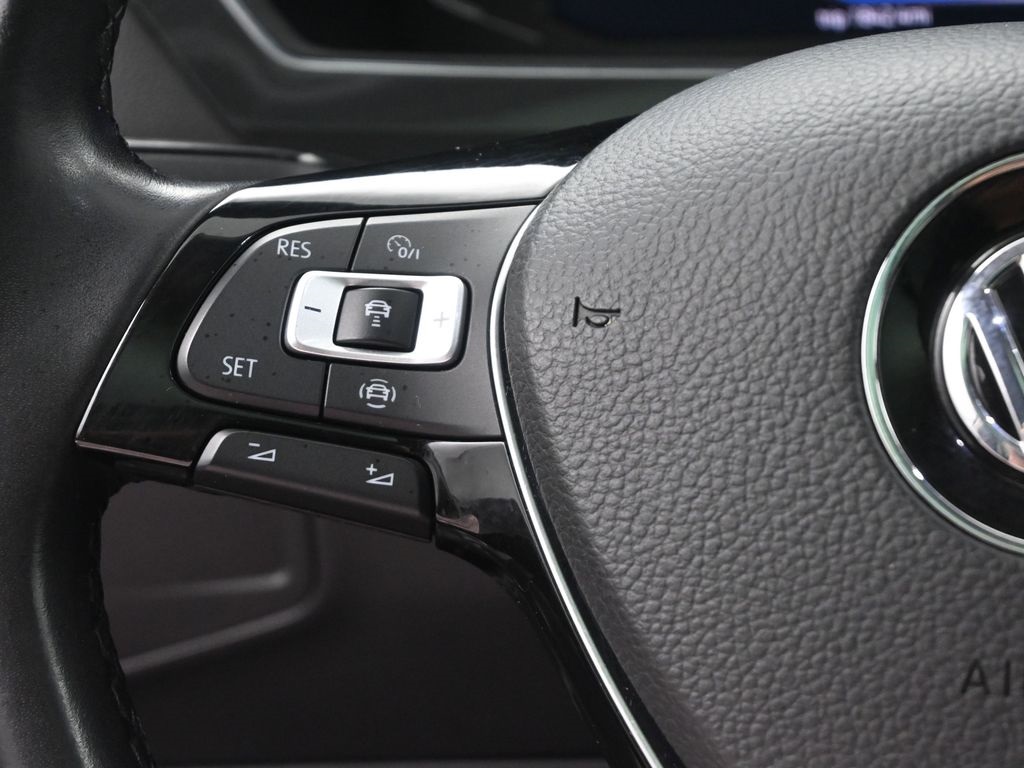 2019 Volkswagen Tiguan SEL photo 2