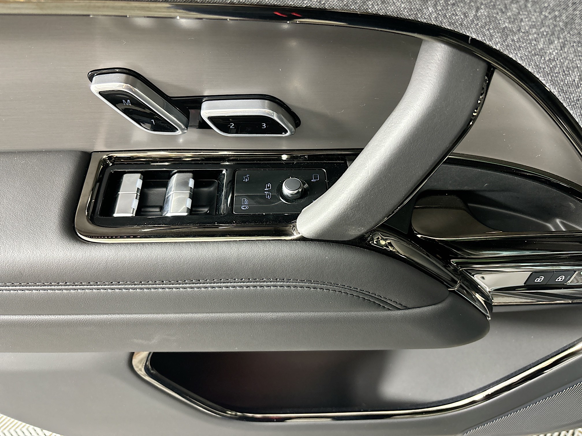 2025 Land Rover Range Rover Sport SE photo 18